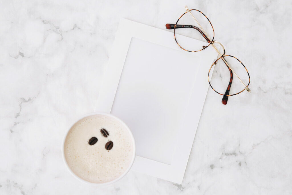 La imagen tiene un atributo ALT vacío; su nombre de archivo es overhead-view-disposable-coffee-cup-empty-frame-eyeglasses-marble-textured-background-1-1024x1024.jpg